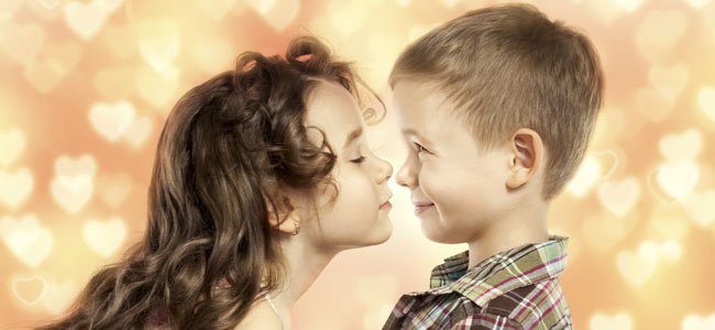 Los novios de los niños NIña besa a niño