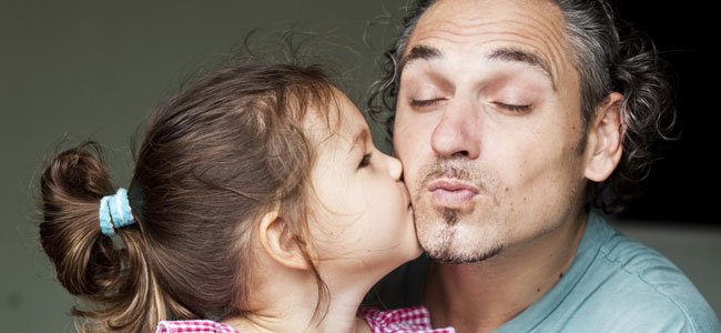 Hija besa a padre