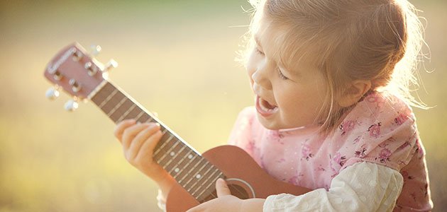 Niña canta con guitarra