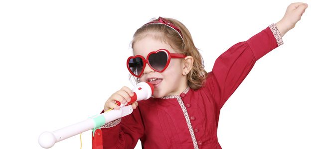 Niña canta