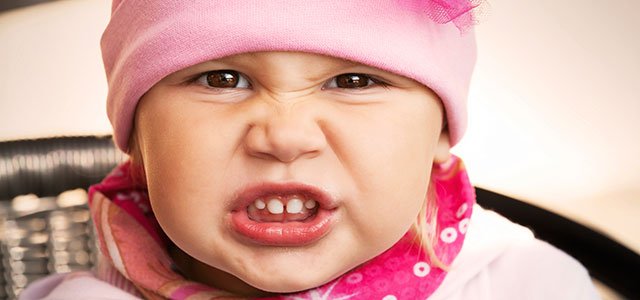 Niña con cara agresiva