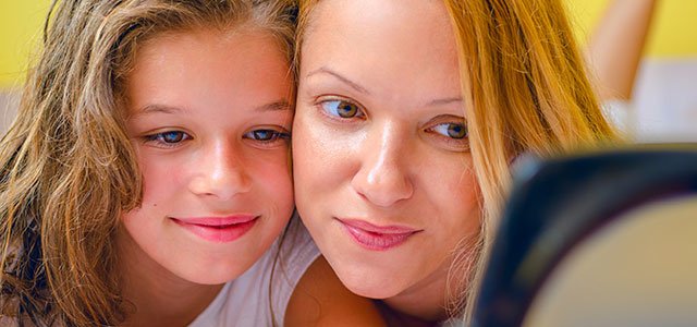 Cómo saber si nuestro hijo está madurando Madre e hija se miran en espejo