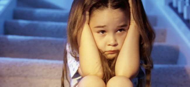 El miedo en la educación de los hijos Niña con miedo