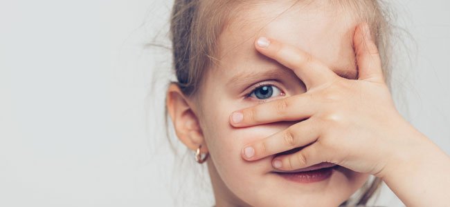 Niña se tapa cara