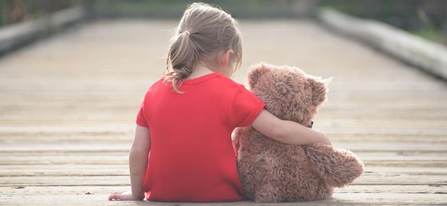 Cómo educar los sentimientos de los niños Niña con osito