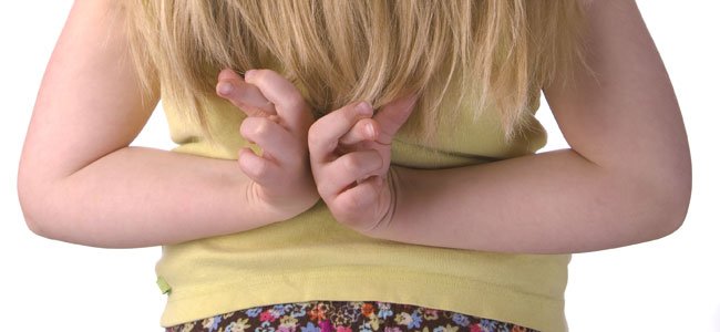 Cómo educar a los niños mentirosos NIña que hace crucis