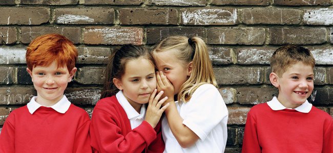Diferencias entre niños chivatos e informadores Niña cuenta un secreto