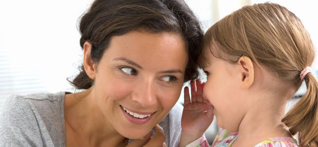 Cómo diferenciar entre mentiras y fantasías de los niños NIña dice algo a su madre al oido
