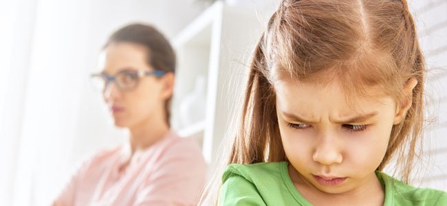 Cómo educar a niños rencorosos Niña mira enfadad a su madre
