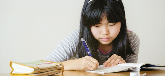 Cómo enseñar a los niños a usar la coma NIña escribe