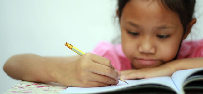 niño escribiendo mano