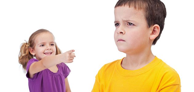 Cómo ayudar a los niños a resolver los conflictos Niña se burla de un niño