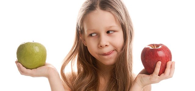 Cómo son los niños indecisos NIña con manzanas
