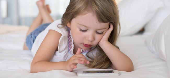 Niña juega con móvil