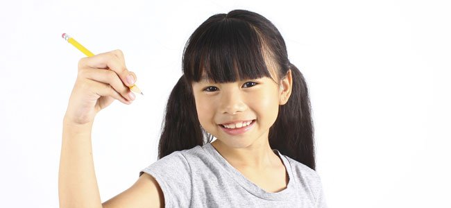 Cómo jugar con las palabras con los niños Niña con lápiz