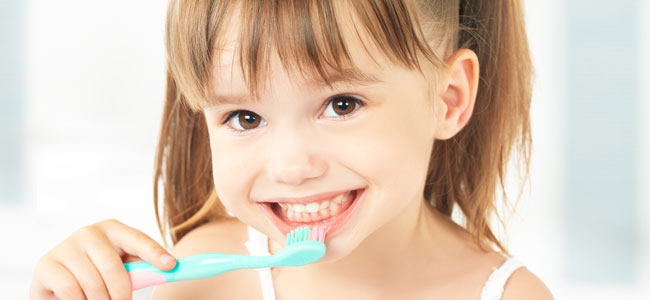 Niña se lava los dientes