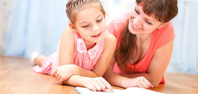 NIña lee con madre