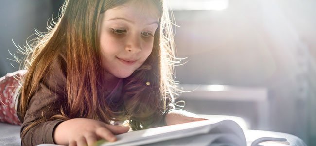 Niña lee un libro