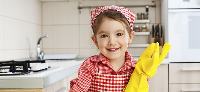 Cómo inculcar la fuerza de voluntad en los niños Niña con guantes limpia