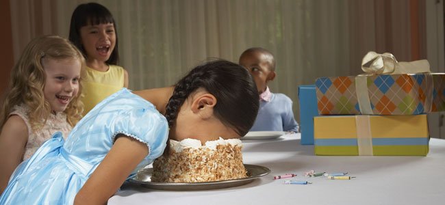 NIña  mete cara en tarta