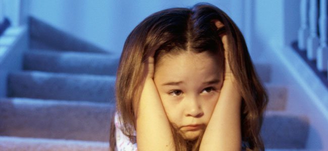 NIña con miedo en escaleras