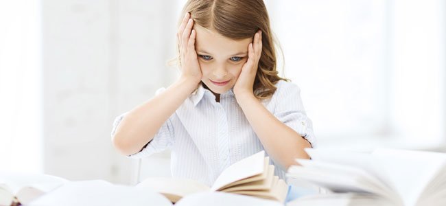 El miedo al fracaso en los niños Niña con libros