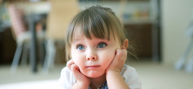 Los efectos de un exceso de televisión en los niños Niña mira la tele