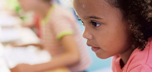 Niña con ordenador