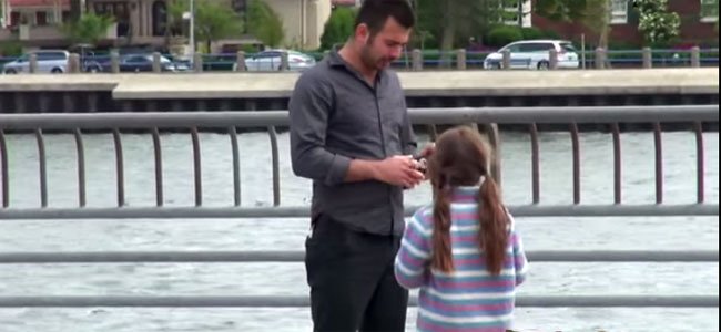 ¿Ayudarías a un niño que se ha perdido? Niña busca ayuda