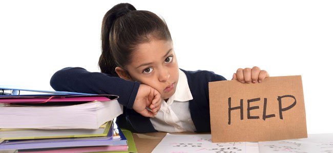 Niña pide ayuda ante un examen