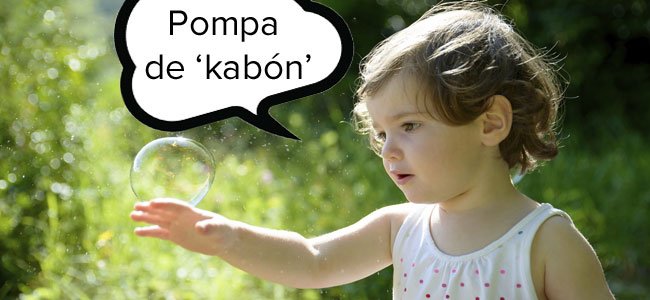 Niña con pompa de jabón