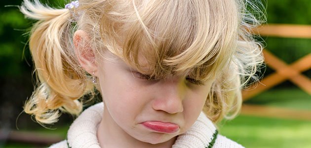 Cómo ayudar a los niños a superar la decepción Niña triste