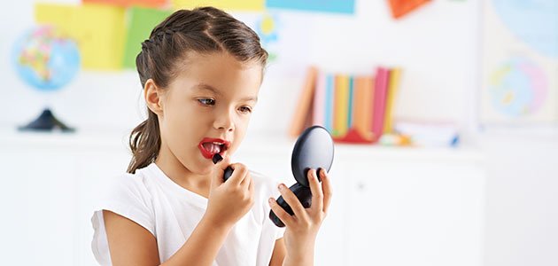 Niña se maquilla