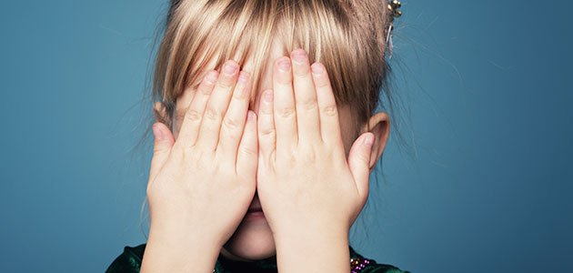Niña se tapa ojos