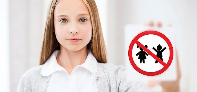 Niña con señal de prohibido niños