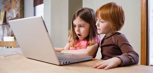 Niños con ordenador