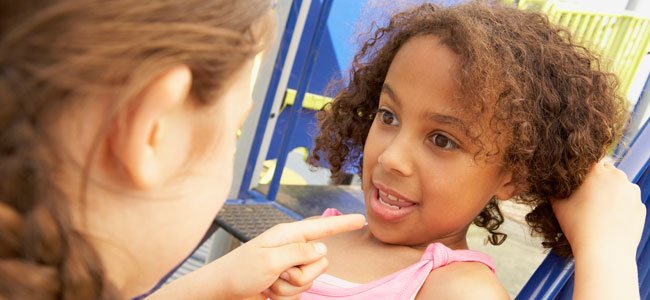niña le tira del pelo al otro