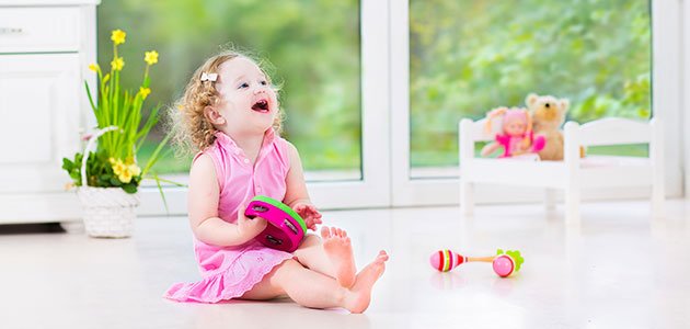 La música y el bilingüismo en los niños Niña toca pandereta