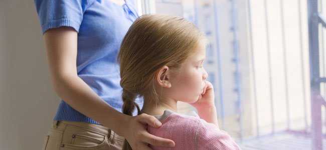 Cómo comunicar una catástrofe a niños de 6 a 12 años Niña triste mira por ventana