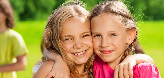 Cómo educar al niño para que sepa reconocer las malas influencias Amigas abrazadas