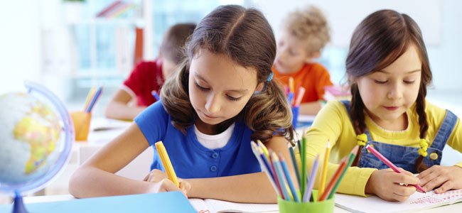 Niños escriben en clase