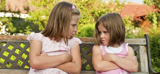 Los hermanos que se tienen manía Niñas enfadadas se miran