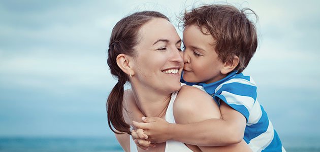 Niño besa a su madre