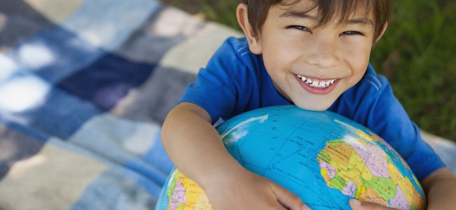 Día escolar por la paz Niño abraza mundo