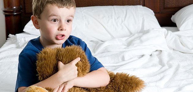 Temores y pesadillas infantiles Niño abraza a osito de peluche