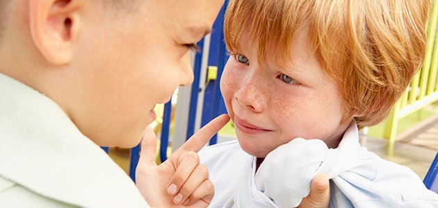 Cómo evitar la prepotencia en los niños Niño amenaza a otro niño