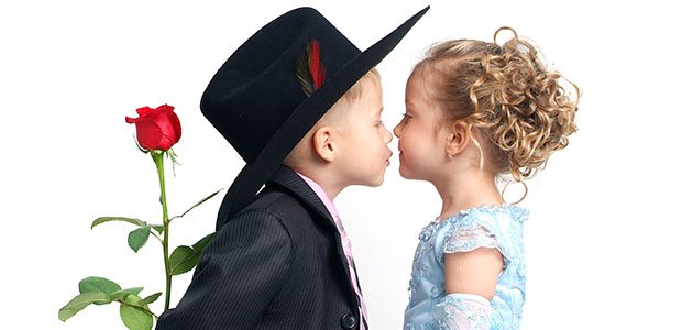 ¿Se pueden enamorar los niños? Niño besa a niña