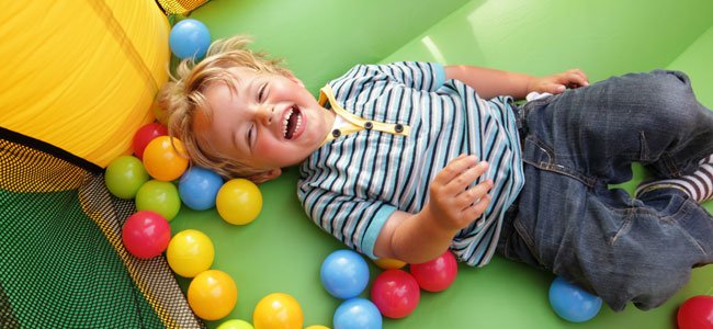 Juegos en la Escuela Infantil Niño juega