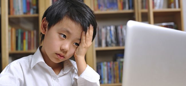 Niño responsable estudia con ordenador