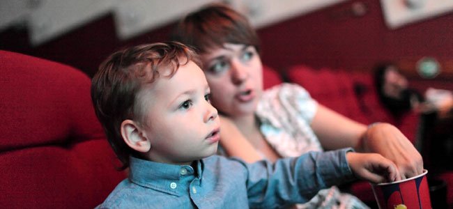 Cómo usar el cine para educar las emociones de los niños Niño ve cine